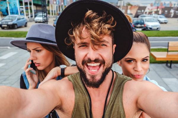 Aprende poner musica en historias instagram stories selfie