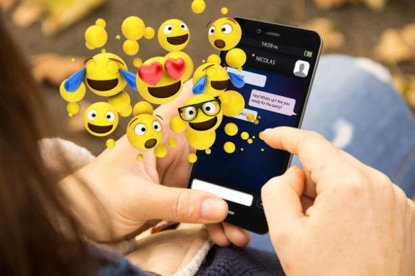 Como actualizar los emojis de mi telefono para iphone android de forma facil